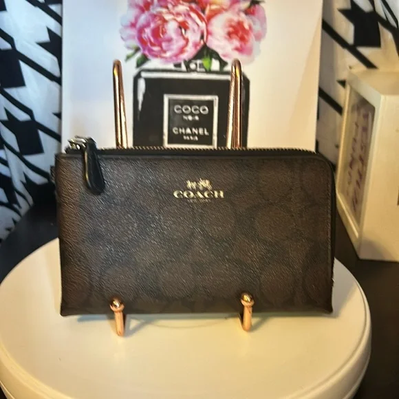 Coach Corner zip Wristlet - Picture 1 of 7